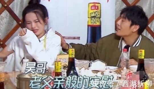 杨超越崩溃大哭后，杨紫也失控落泪，下意识躲避擦拭，被镜头怼拍