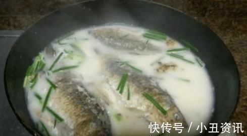 热水|炖鱼汤时，用冷水好还是用热水好？学会这招，汤汁浓白鲜美！