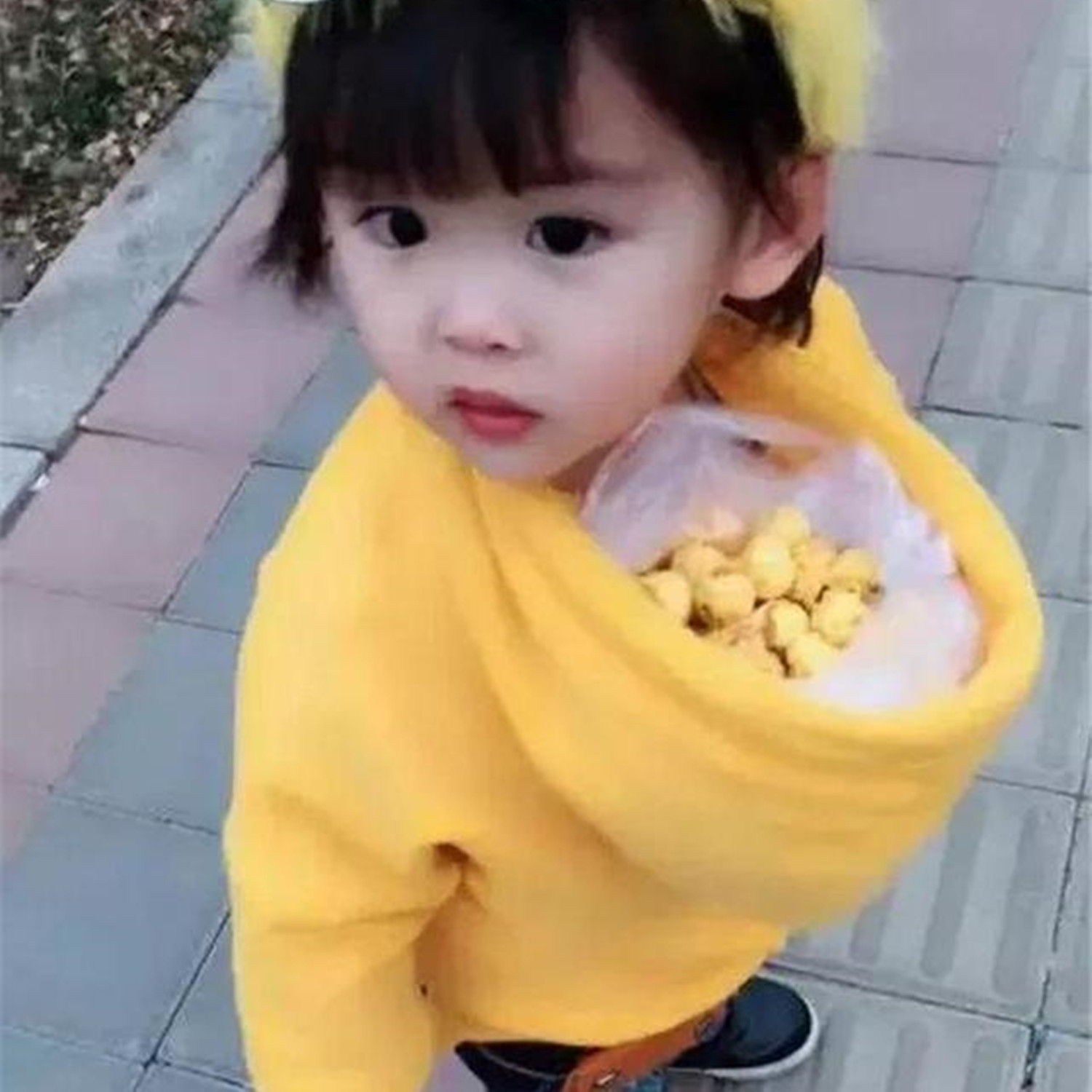 责任感|爸爸给女儿穿衣服穿反了,妈妈刚想训斥,女儿回头后却笑出了声