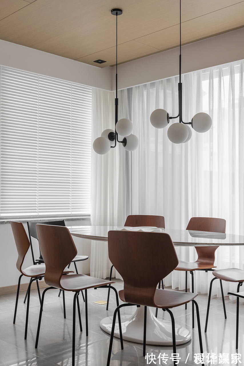 原木|243㎡自然跃层,耐看的原木+白色,还有自家花园,真让人羡慕