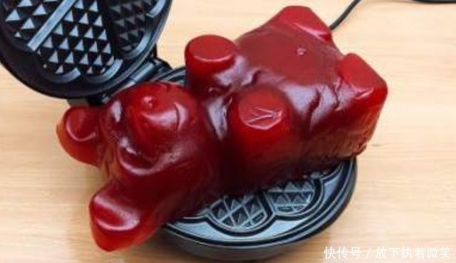 作死|将小熊软糖放进华夫饼机中会怎样？老外作死测试，结果不忍直视