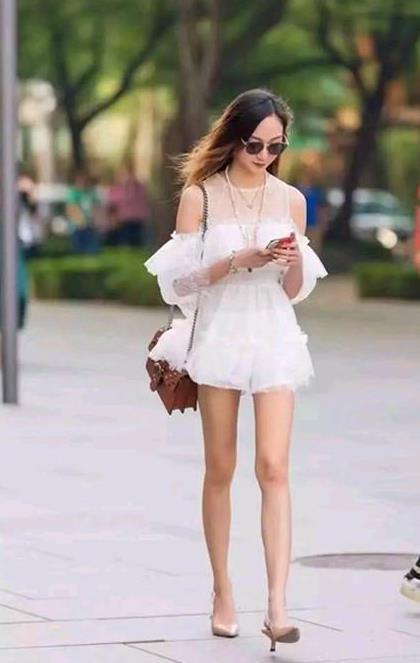 街拍:短发美女穿上高跟鞋,让自己显得成熟又有女人味
