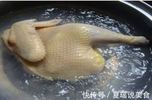 白切鸡别直接下锅煮!多加“这一步”,肉质更鲜嫩