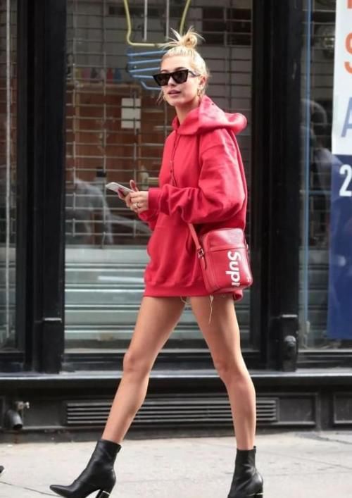 今年春天流行一种穿法：“男友风卫衣＋靴子”，时髦减龄显气质