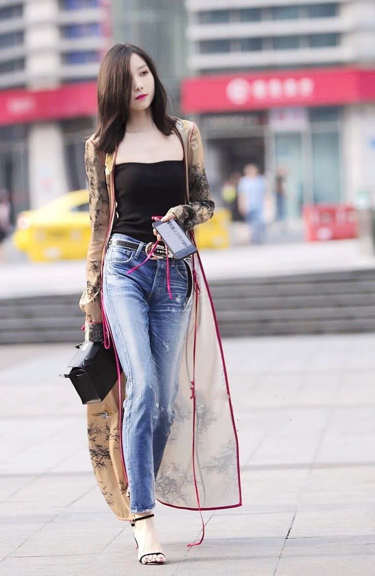 街拍:小姐姐的气质是很轻熟的气质了,较有魅力,非常有小女人的感觉