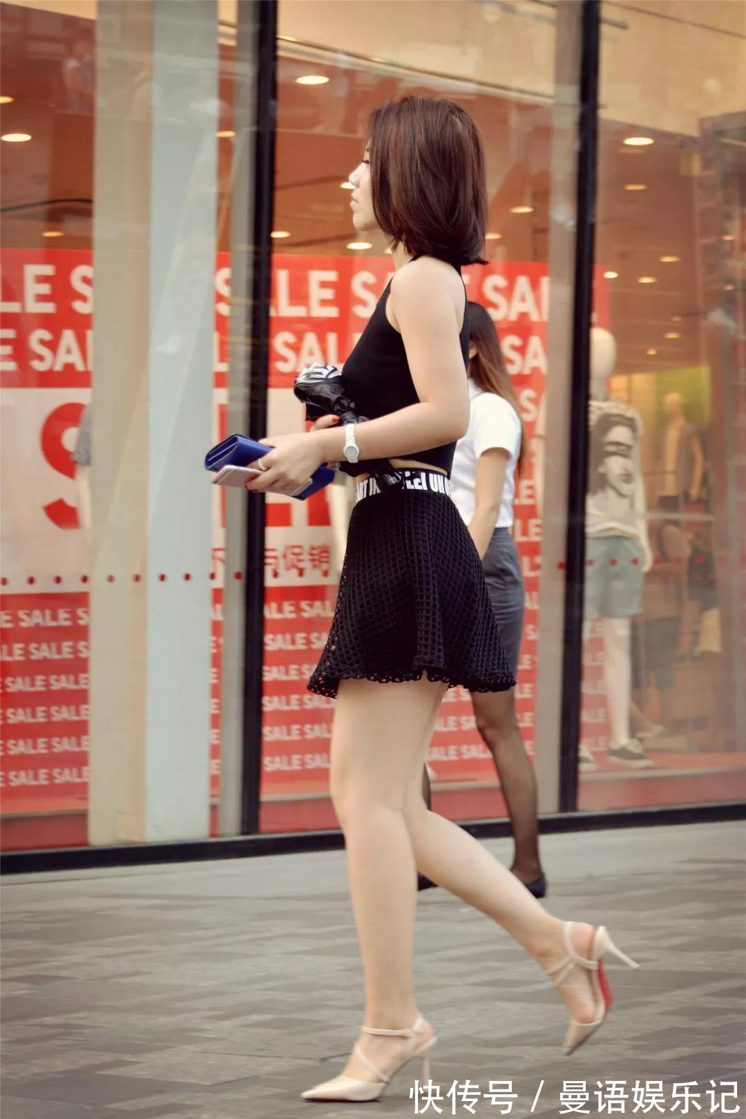 美女 美女脚上搭配一双浅色系的高跟鞋,轻松打造出时尚前卫的感觉