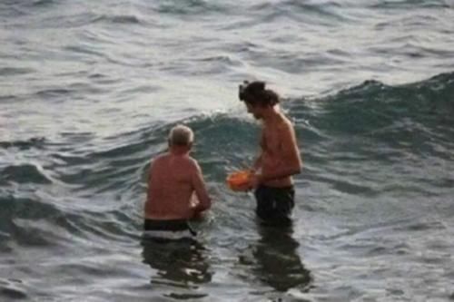 最强产妇|“最强产妇”火了,3人下海游泳,上岸变4人:游泳顺便把娃生了