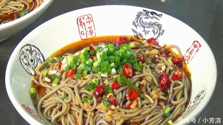 5月这道凉拌菜不能错过:开胃荞面,既能当凉菜也能当主食