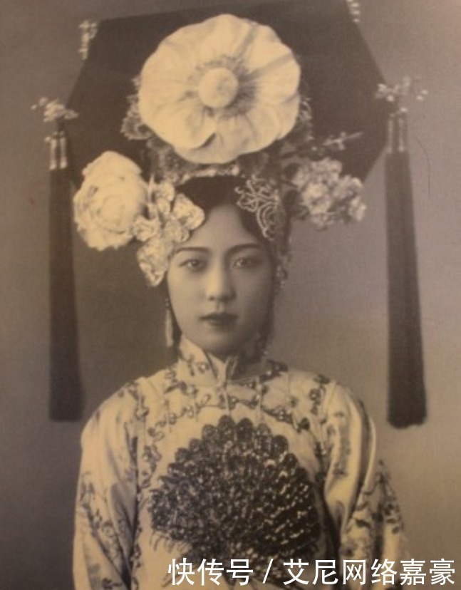 孟小冬和梅兰芳合影,晚年常说:只是一切都过去了罢