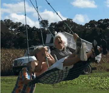 |搞笑GIF:看着不像意外的一出交通意外,给面包车量身定做的吧!