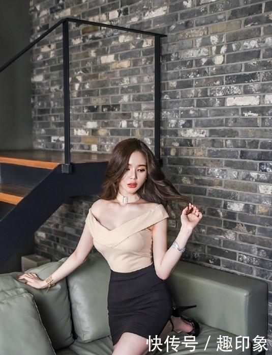 美女街拍明媚动人的小姐姐，穿搭有型，秀出时髦风范