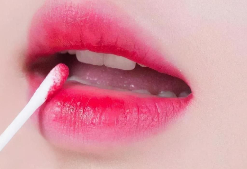 女人|女人再懒也要会“涂口红”,别傻傻抿嘴唇了,难怪沾杯掉色!