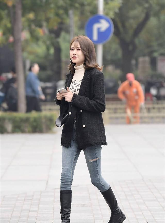 秋装 紧身牛仔裤搭配长靴,秋天的时尚穿搭,外套也少不了