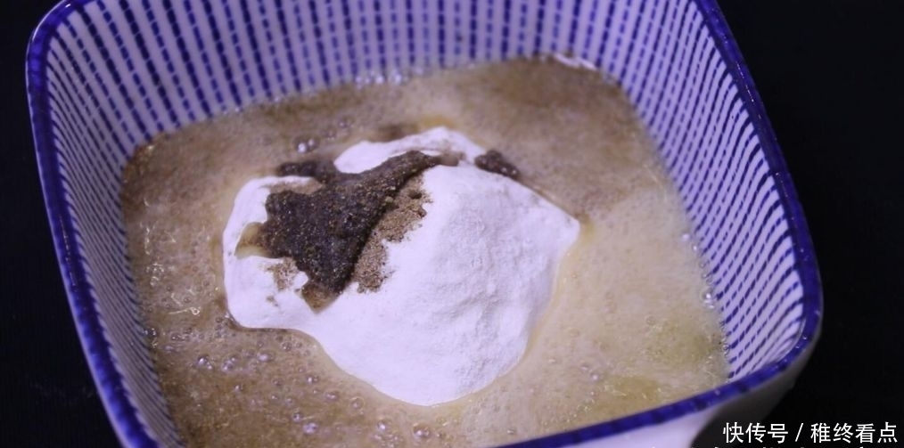 这是椒盐酥饼的做法,咸香可口,外皮超酥,轻轻一碰就掉渣