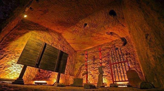 答案|盗墓贼未动塞石,龟山2号墓为何空空如也?专家:答案就在塞石上