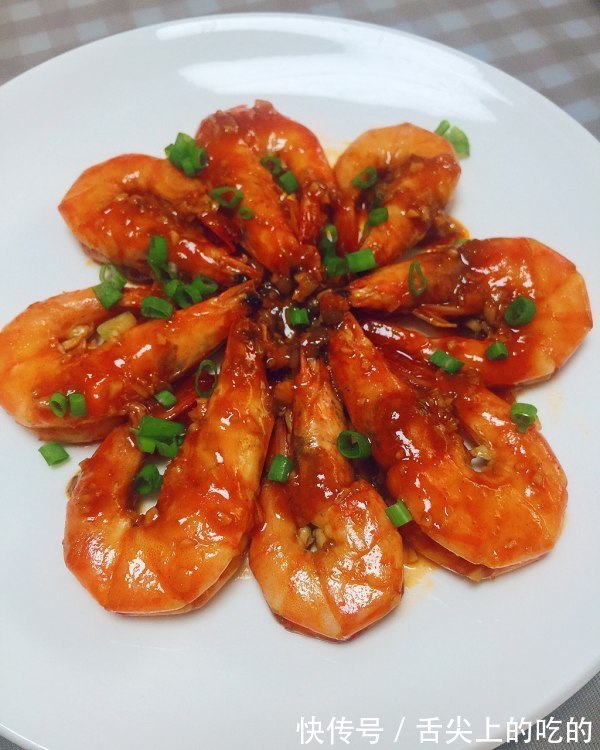 油焖大虾这样做,色泽红亮,虾肉嫩弹,快来看看吧