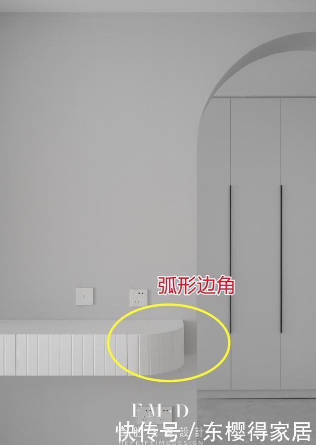 书桌|沙发后面这堵墙有作用了，打满2米9的储物柜，不就有了书柜书桌？