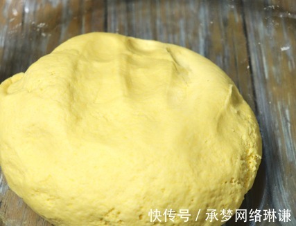 保鲜膜|不用一滴油的水烙玉米饼,做法简单,当做早餐吃很合适