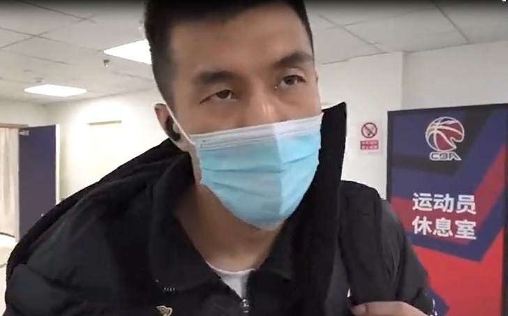 怒斥|郭艾伦赛后采访怒斥胡明轩:投篮时撤下脚,都是朋友得互相保护