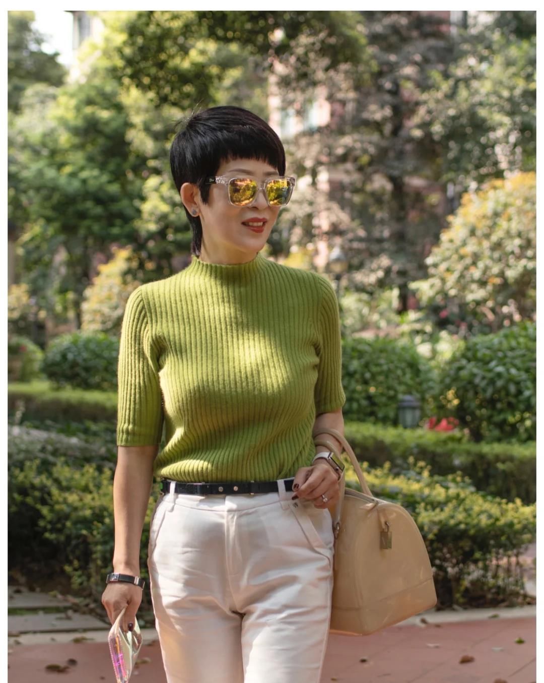 开春了，60多岁的女人怎么穿？九分裤和针织衫，时髦优雅有女人味