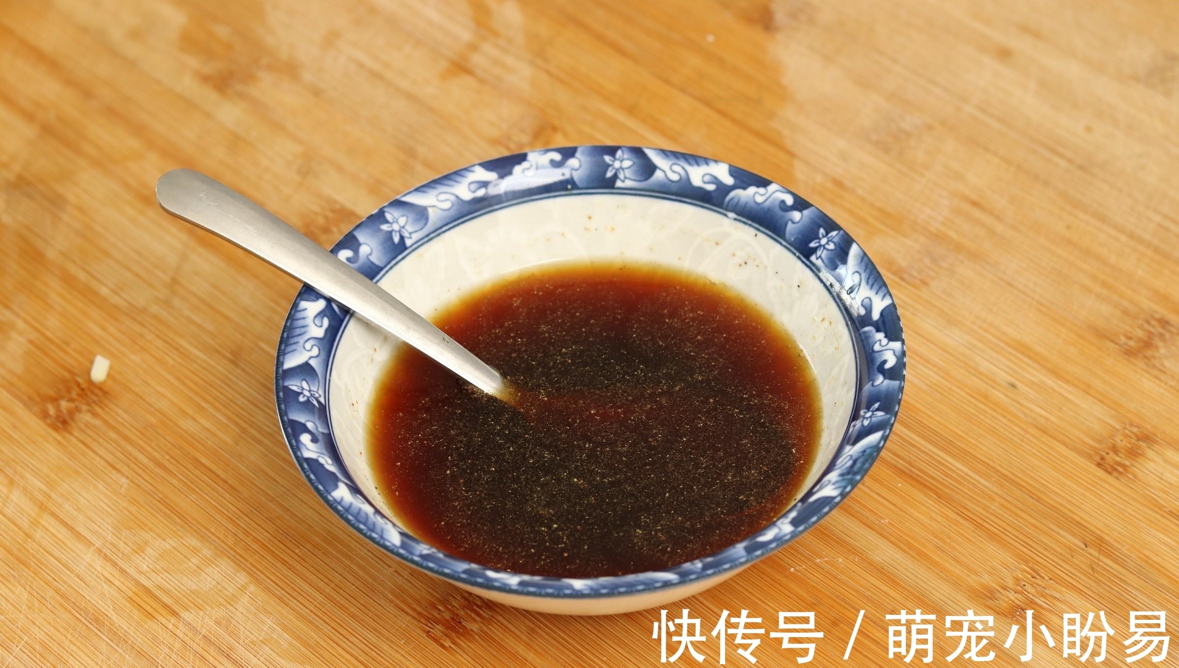 煎豆腐时,切记不要直接下锅煎!多加一步,豆腐不碎不粘锅