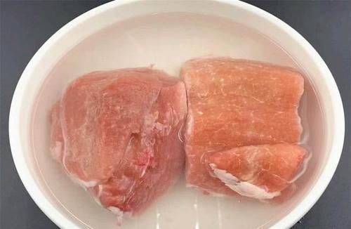 不管解冻啥肉，万万不可用水泡，老厨师教我诀窍，一下子就搞定