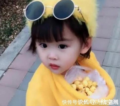 微微一笑|爸爸给女儿衣服穿反了，妈妈走上前看到正面后，差点笑岔气！