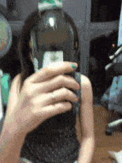 |搞笑GIF:这只猴子是进化了一半吧?另一半卡住了?