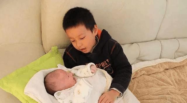 小张刚|'我是姐姐不是妈',女儿拒绝抚养亲弟弟,遭父母告上法庭