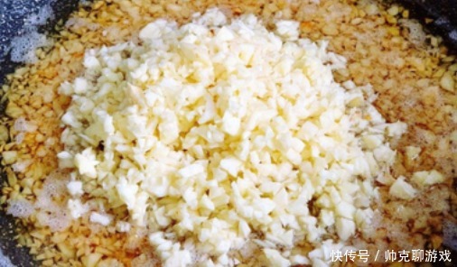 炸蒜蓉时,别直接放油锅炸,大厨教你4招,香浓味美不发黑!