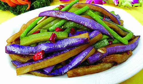 茄子一炒就变黑，教你一个小诀窍，炒出来的茄子好看又好吃