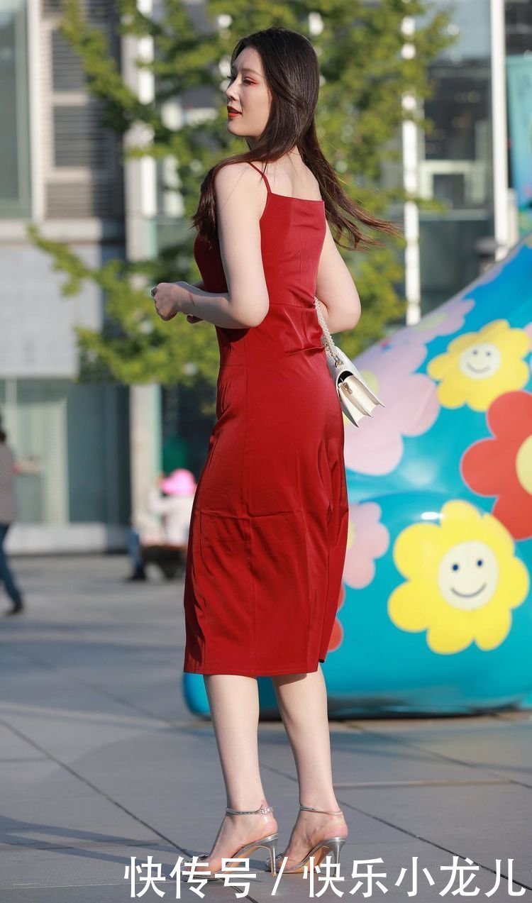 美女穿红色吊带裙搭配水晶高跟鞋,衬托身材和气质
