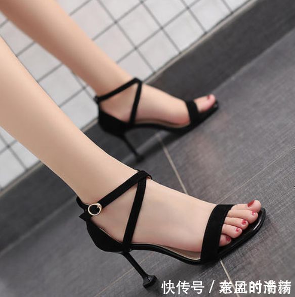 高跟鞋 尖头高跟鞋的造型,让女人具有“进攻性”,展现女王范