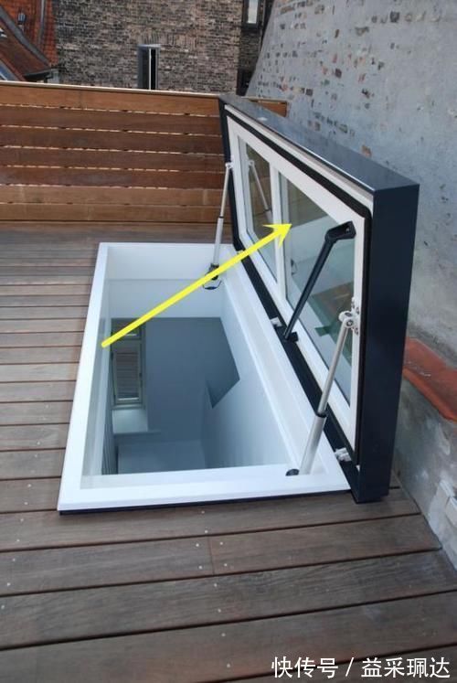 盖板式|买了顶楼就是好,凿个天窗入口,把楼顶收拾干净,一家独享大露台!