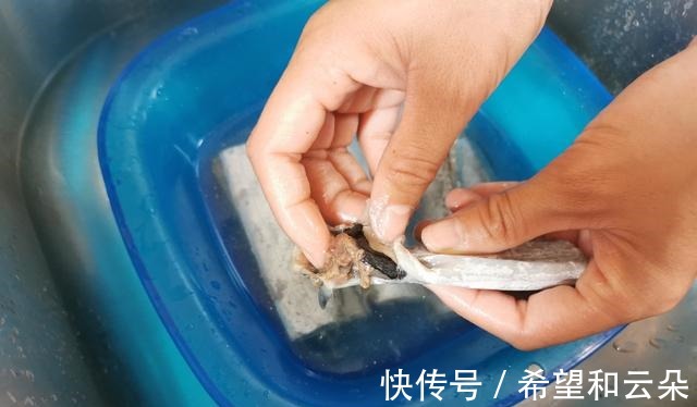 炸带鱼,有人用面糊,有人用淀粉都不对,教你正确做法,真好吃!