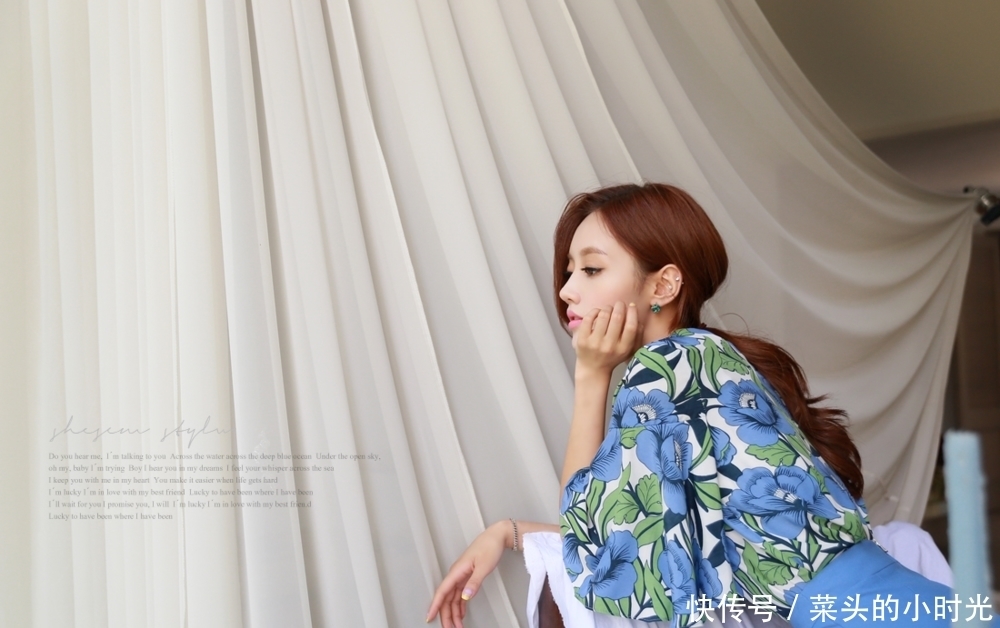 孙允珠:大花宽松款大袖上衣配蓝色束腰宽松口齐膝裙