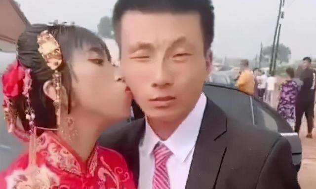 孩子 “鞋拔子”脸新娘,旁边新郎一脸“纠结”,网友:天生绝配
