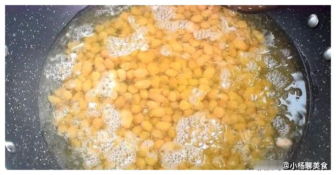 花生米里打1个鸡蛋,简单一做,拿大鱼大肉都不换,过瘾