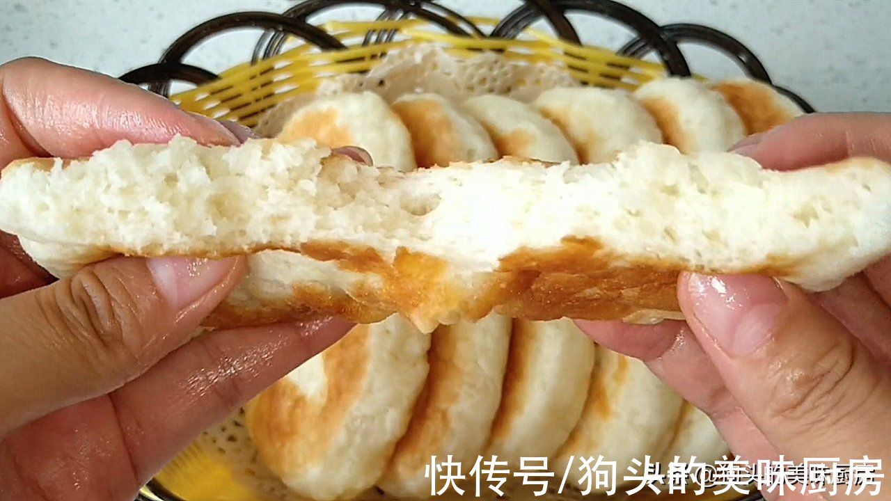 发面饼怎么做最简单？一碗面粉一碗水，用筷子一搅，蓬松又暄软