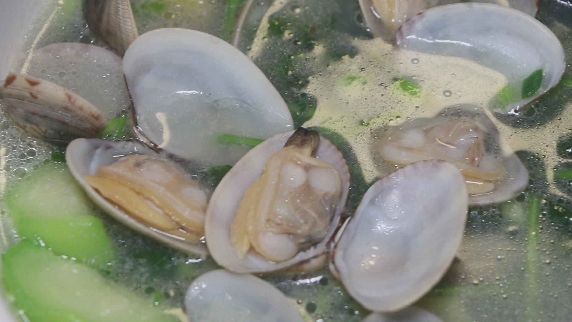  步骤|蛤蜊丝瓜汤的做法，掌握这个步骤，丝瓜嫩滑，汤汁鲜甜，做法简单