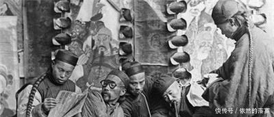 女人|晚清老照片照片中女人的行为让人唾弃,大清灭亡的理由也在其中!