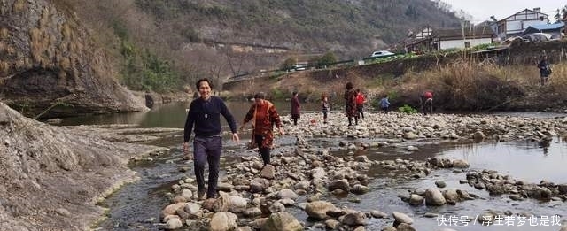 湖北宜都:奇石之家的牛气女大力士,从河中挑500吨奇石卖台湾