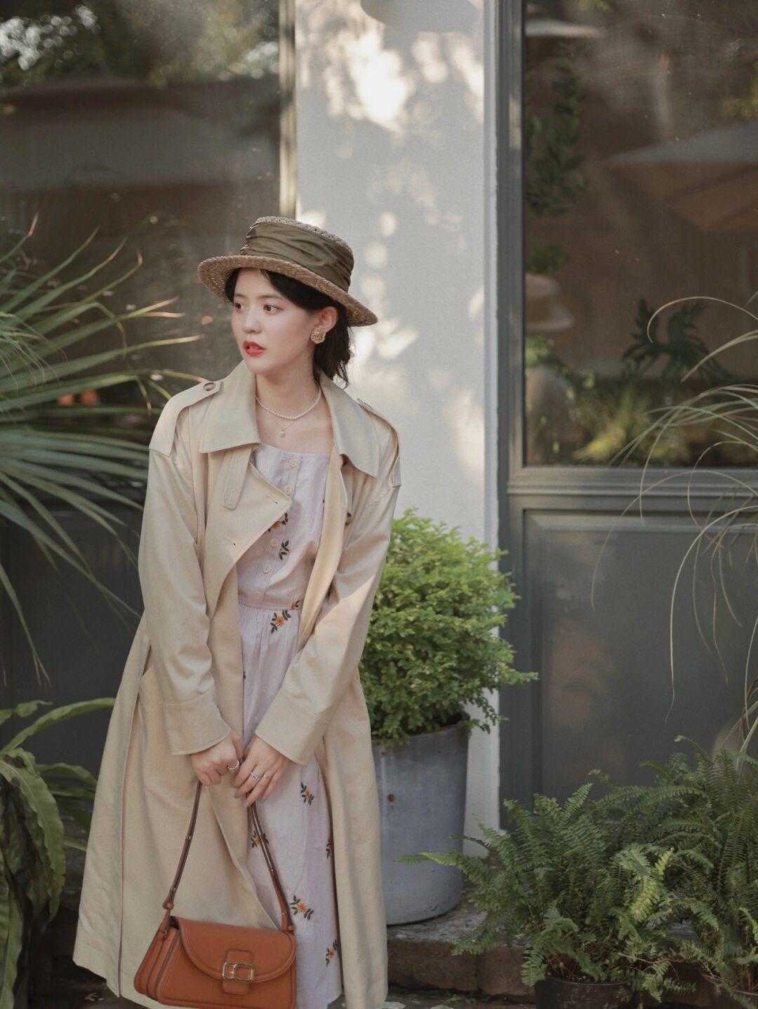 精致女人 裙子配风衣该怎么搭,学会这几招,做个精致女人