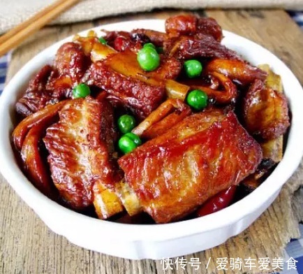 女儿和婆婆争做年夜饭,厨艺大比拼见分晓,女儿胜出就靠这四个红烧菜