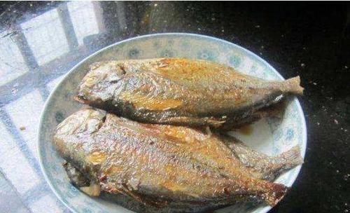厨师|退休老厨师:不管煎什么鱼,下锅时牢记这2点,鱼皮完整不粘锅