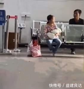 二胎|妈妈把孩子拴到凳子上生二胎和三胎,这样“爱”孩子,让人心痛