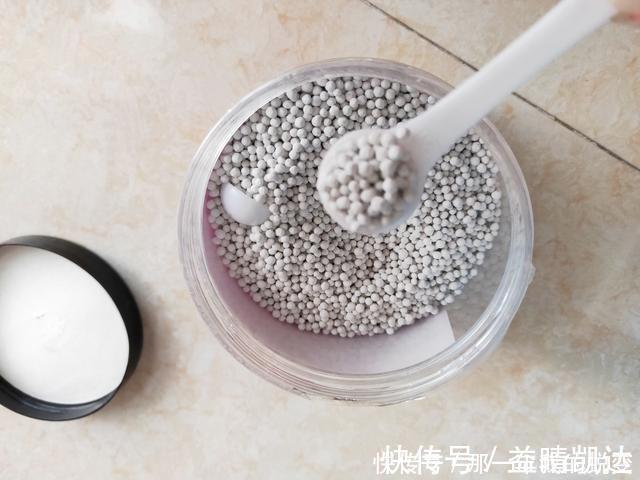 什么淘米水、啤酒水,都不如1勺颗粒,浅埋盆土里,根壮叶肥