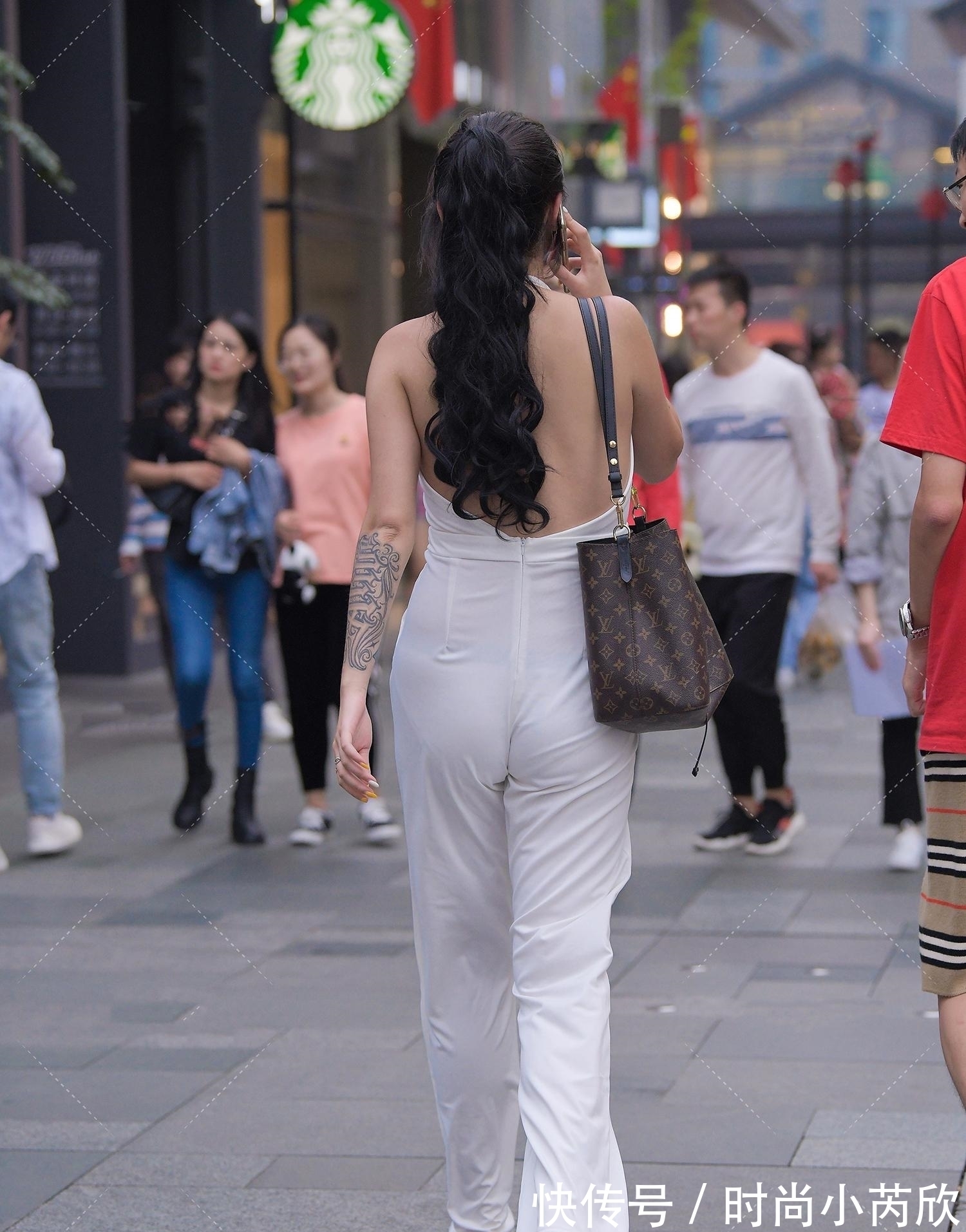 白色 花臂靓妹搭配白色套装,背面成为穿搭的“亮点”,纯白色打造“干净气质”