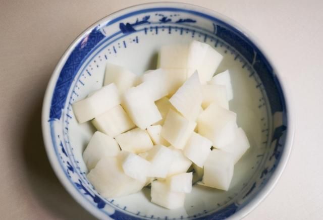 红烧萝卜|冬天多吃白萝卜,学会1个特色做法,不炒不腌不凉拌,好吃更解馋