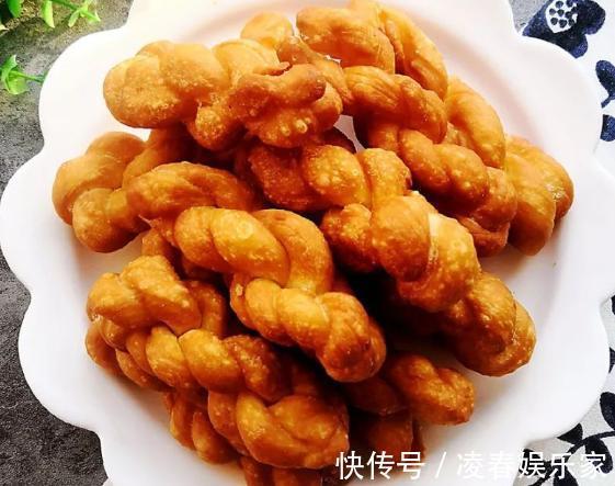 面团|2个鸡蛋1碗面粉，教你做小麻花，不发面两手一搓，吃起来嘎嘣脆